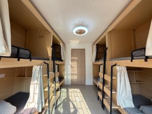 深圳Kuaike Xingjiduo Apartment的一间设有几张双层床的客房