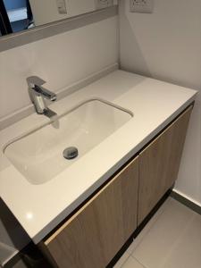 un lavandino bianco in bagno con bancone di Nice and practical apartment in Polo Club a Bogotá