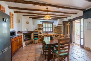 eine Küche mit Tisch und Stühlen in einem Zimmer in der Unterkunft Casa Suryta einzigartiges Landhaus bei Granada in Dúrcal