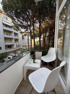 JonisApartaments في دوريس: بلكونه فيها كرسيين بيض وطاولة
