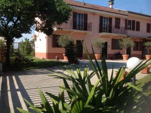 a house in the middle of a courtyard at B&B La Castellana in Borgo Lavezzaro