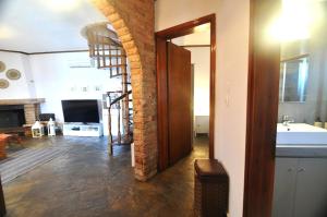 Palm Nest Villa with private pool in Chalkidiki的电视和/或娱乐中心