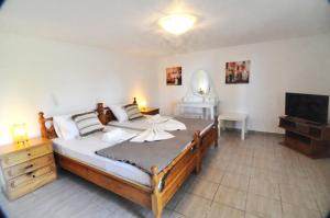 Palm Nest Villa with private pool in Chalkidiki客房内的一张或多张床位