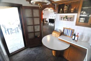 Palm Nest Villa with private pool in Chalkidiki的厨房或小厨房