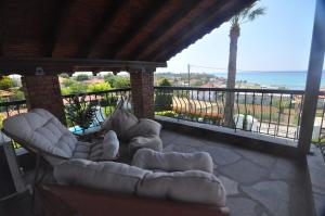 Palm Nest Villa with private pool in Chalkidiki的阳台或露台