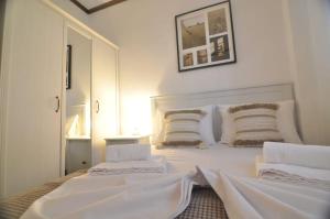 Palm Nest Villa with private pool in Chalkidiki客房内的一张或多张床位