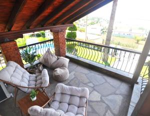 Palm Nest Villa with private pool in Chalkidiki的阳台或露台