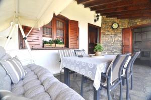 Posezení v ubytování Palm Nest Villa with private pool in Chalkidiki