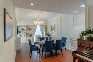 Posezení v ubytování Abu Dhabi 4BR Villa - Victorian-Inspired Stay