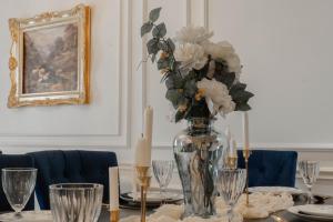 Nápoje v ubytování Abu Dhabi 4BR Villa - Victorian-Inspired Stay