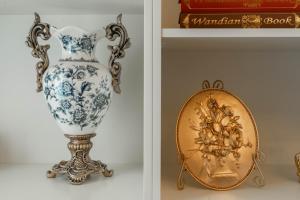 Fotografie z fotogalerie ubytování Abu Dhabi 4BR Villa - Victorian-Inspired Stay v destinaci Abu Dhabi
