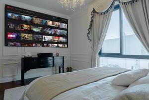 Postel nebo postele na pokoji v ubytování Abu Dhabi 4BR Villa - Victorian-Inspired Stay