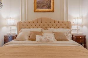 Postel nebo postele na pokoji v ubytování Abu Dhabi 4BR Villa - Victorian-Inspired Stay