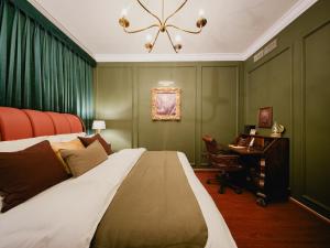 Postel nebo postele na pokoji v ubytování Abu Dhabi 4BR Villa - Victorian-Inspired Stay