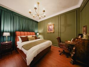 Postel nebo postele na pokoji v ubytování Abu Dhabi 4BR Villa - Victorian-Inspired Stay