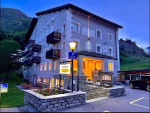 比维奥Hotel Grischuna的前面有路灯的大建筑