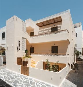 una casa con una fachada blanca en Chic Elysium - Serenity, en Naxos Chora