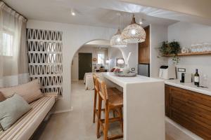 Una cocina y una sala de estar con un sofá y una mesa. en Chic Elysium - Serenity, en Naxos Chora 29 fotos más