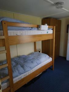 two bunk beds in a small room with at Ferienhaus im Wald Mecklenburgische Seenplatte in Wesenberg