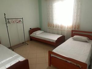 Ένα ή περισσότερα κρεβάτια σε δωμάτιο στο Val's Home