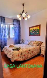 Un dormitorio con una cama y un ventilador de techo. en Casa Lantoxana Quiet and fully-equipped , ideal for families, en Gijón