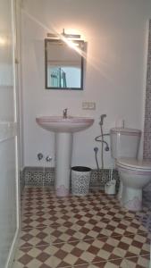 Bilik mandi di Riad Nostalgie of Tetouan