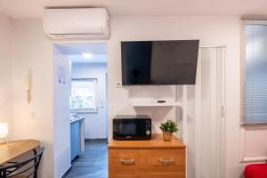 Μια τηλεόραση ή/και κέντρο ψυχαγωγίας στο Backyard - Quiet Sleep - Sunny +11 φωτογραφίες