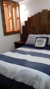 萨卡特兰Posada Las vigas的卧室配有蓝色和白色的床,设有窗户