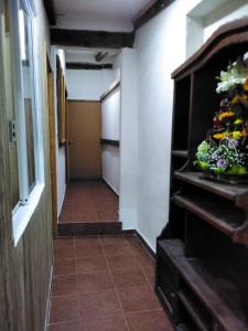 萨卡特兰Posada Las vigas的走廊上的门和房间走廊