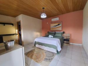 una camera da letto con un letto grande e un soffitto in legno di Veraneio Recanto dos Ipês a Pirenópolis