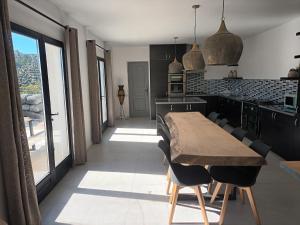 イスナハルにあるCasa Lagunaの大きな木製のテーブルと椅子のあるキッチン