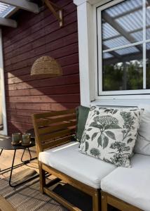 Posezení v ubytování Off-grid Swedish Cabin