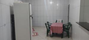 Una habitación con una mesa y sillas en una cocina. en Casa em Presidente Prudente, en Presidente Prudente 2 fotos más