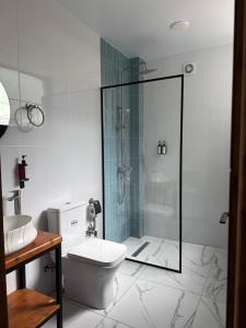 A bathroom at Hotel Mountime Kazbegi