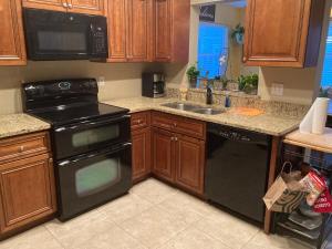 Η κουζίνα ή μικρή κουζίνα στο Englewood BeachHouse