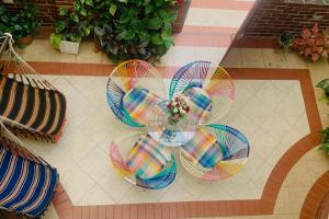 un groupe de ventilateurs colorés assis sur le sol dans l'établissement Hostal Cartagonova - Habitaciones privadas y amplias cerca a zonas turísticas, à Carthagène des Indes 53 autres photos