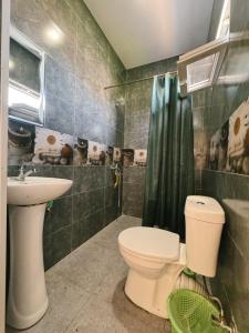 un bagno con un water e un lavandino di Guest House "Sulo" a Kobuleti