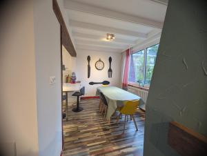 una cucina e una sala da pranzo con tavolo e sedie di Chemin des Vignerons a Metz