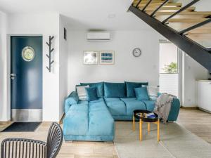 un soggiorno con un divano blu e un tavolo di Holiday cottages air conditioning pool Niechorze a Niechorze
