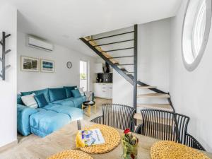 un soggiorno con un divano blu e un tavolo di Holiday cottages air conditioning pool Niechorze a Niechorze