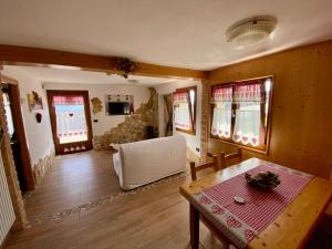 a living room with a table and a dining room at La casa di Rosy in Enego