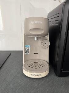 ein Modell eines Toasters neben einem Computer in der Unterkunft Appartement Meli in Villeneuve-sur-Bellot + 2 Fotos