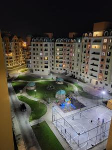 vista su un campo da tennis di fronte a un edificio di Coastal 2 Bedrooms, 2 Balcones, AC, Wi-Fi, Sumgait Boulevard Park a Sumqayıt