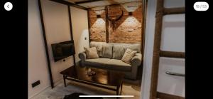 ein Wohnzimmer mit einer Couch und einem Couchtisch in der Unterkunft El antiguo taller de Guantes in Madrid