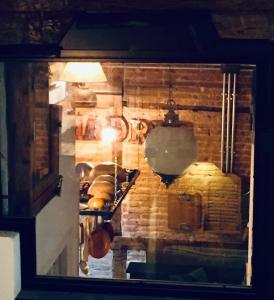 ein Blick durch ein Fenster einer Küche mit Brot in der Unterkunft El antiguo taller de Guantes in Madrid + 33 Fotos