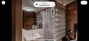 ein Badezimmer mit Waschbecken und Spiegel in der Unterkunft El antiguo taller de Guantes in Madrid