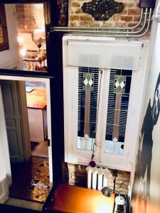 ein Blick aus einem Fenster in einem Raum in der Unterkunft El antiguo taller de Guantes in Madrid