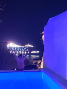 ELLI TROPiCAL LUXURY SUITES SUNSET-INFINITY POOL- SEA SIDE-NEAR CENTER PARKING内部或周边的泳池