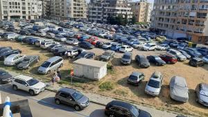 un estacionamiento lleno de coches en una ciudad en Apartament Diana, en Pomorie
