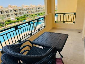 Balkoni atau teres di lasirena palm beach chalet ain sokhna